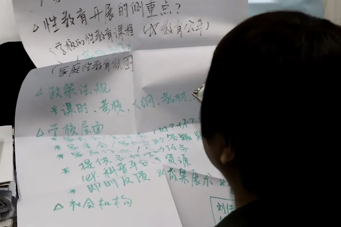 ▲刘文利正在看学生作业。受访者供图