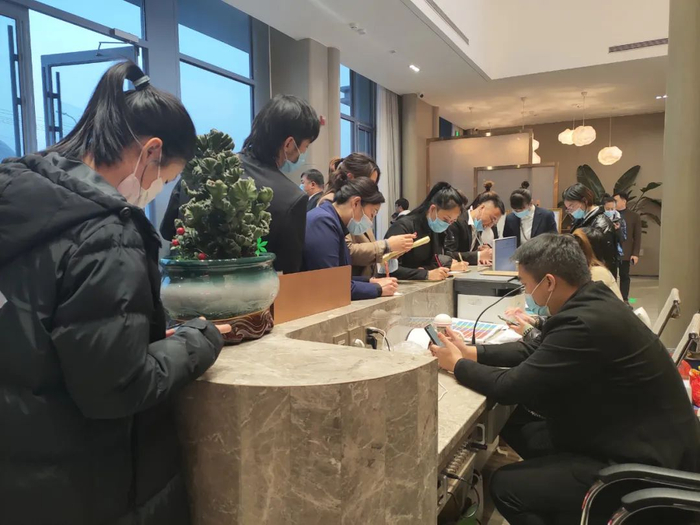 燕郊某商住公寓售楼处。前来看房的客户在问询、填表。李燕星/摄