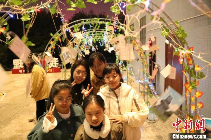 图为考研学子在“考研必胜长廊”合影。　康子健 摄