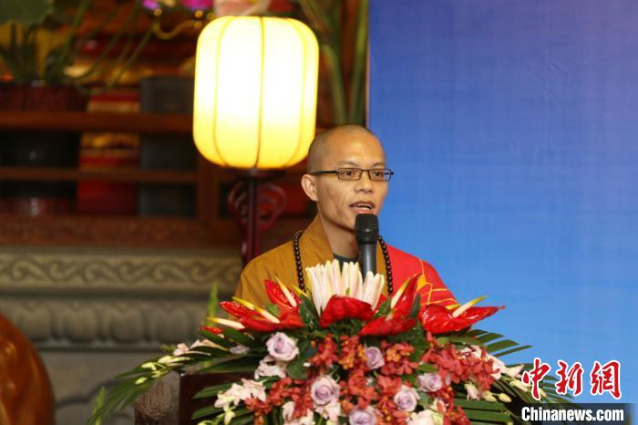 图为广西桂林市栖霞寺住持乾泽法师在授勋仪式上讲话。　陈宇 摄