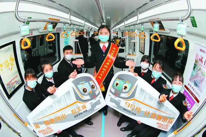 ▲工作人员盛情邀请市民和游客在地铁9号线正式开通运行后，乘坐地铁到临潼游览。