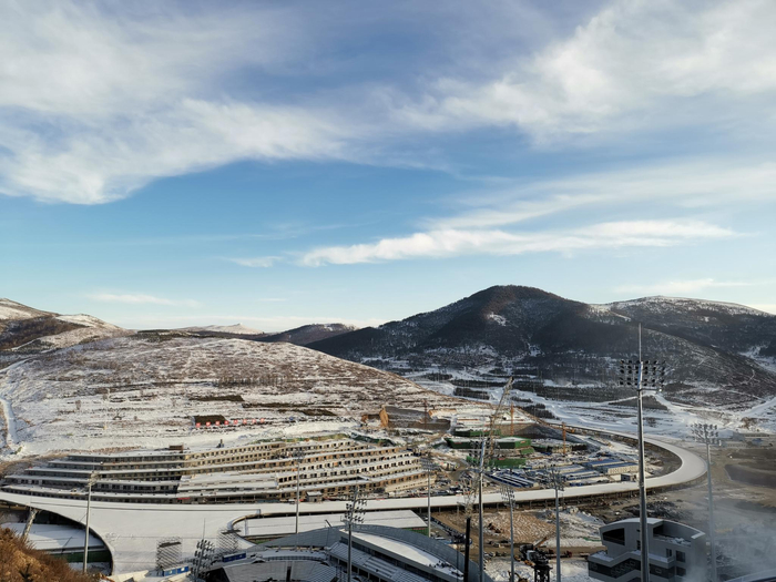 “冰玉环”的环形奥林匹克步行平台嵌入山间。新京报记者张璐 摄影