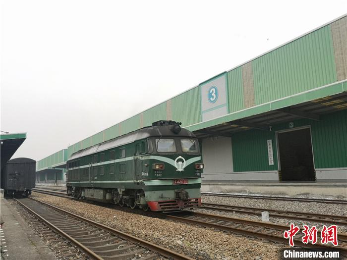  仓前站内列车通过。　张煜欢 摄