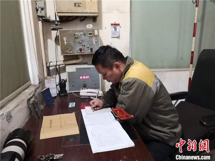  仓前站的道口房内。　张煜欢 摄