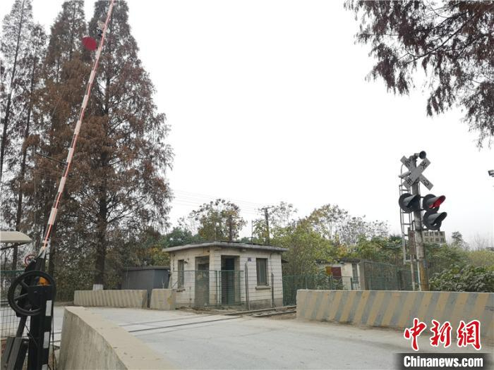  仓前站的铁路道口。　张煜欢 摄