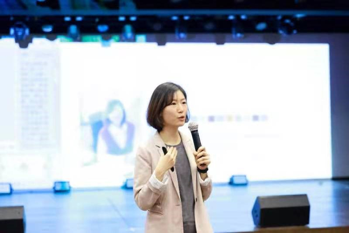 “全国十佳职业指导人员”李弘。 本文图片 受访者提供