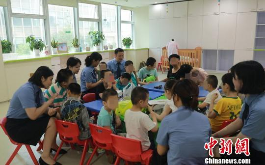 资料图：检察官们看望福利院的孩子（图文无关） 。李晓明 摄
