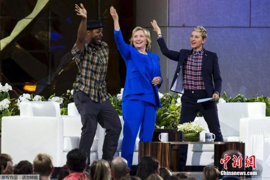 资料图：美国民主党人希拉里·克林顿现身艾伦秀。图右为艾伦·德杰尼勒斯。