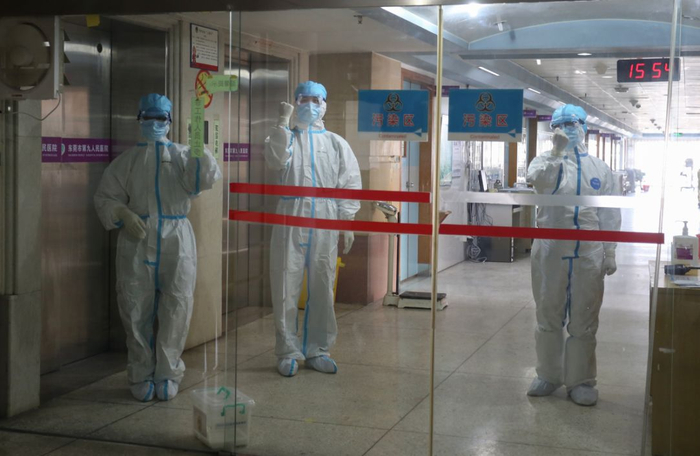 市第九人民医院医务人员进入隔离区