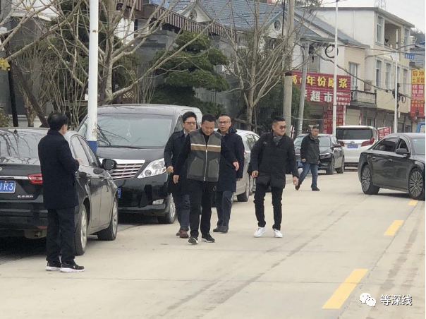 仰智慧（中间身着夹克者）。《等深线》记者 万山  摄