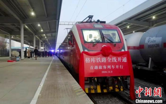     格库铁路新疆段首开列车。　苟继鹏　摄