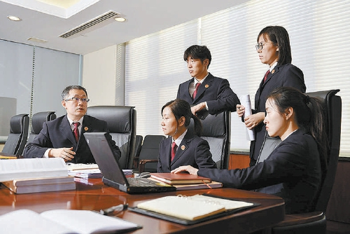 上海市检察院第一分院第二检察部检察官在审查梳理证据