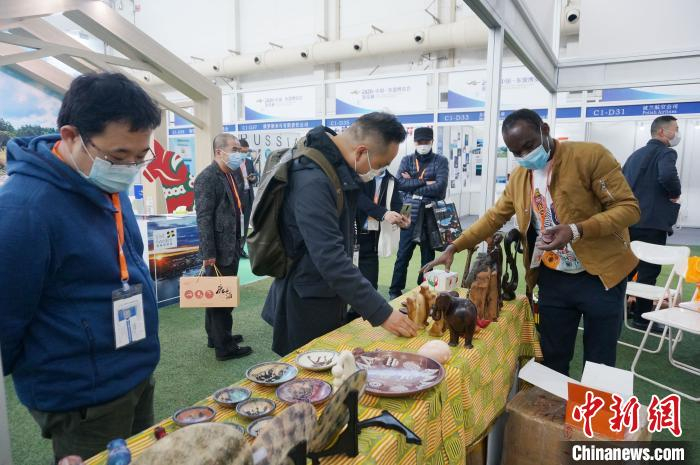 图为多哥民族工艺品吸引观众眼球。　欧惠兰 摄