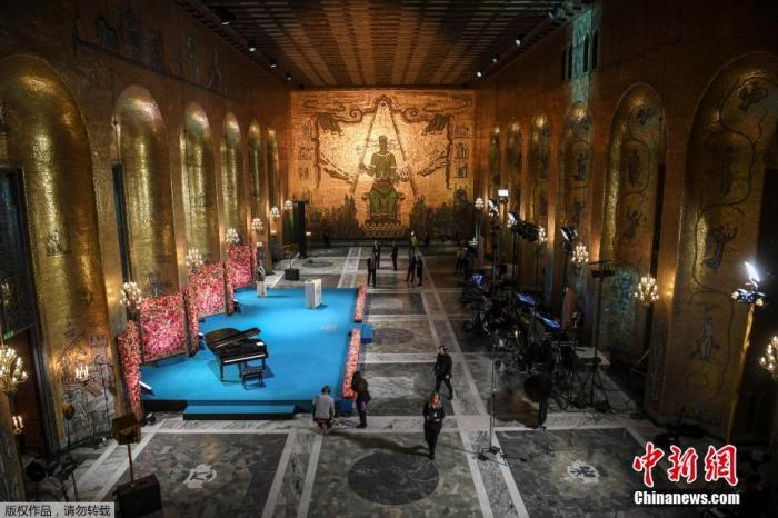 　　当地时间12月10日，瑞典斯德哥尔摩，2020年诺贝尔奖颁奖典礼仪式改为线上直播举行，活动地点也首次改在瑞典首都斯德哥尔摩市政厅。图为颁奖典礼现场。