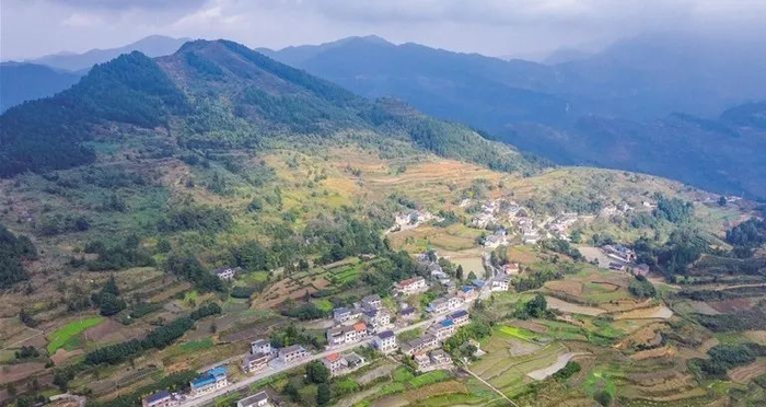 青山翠屏的窑湾村 图：南川日报