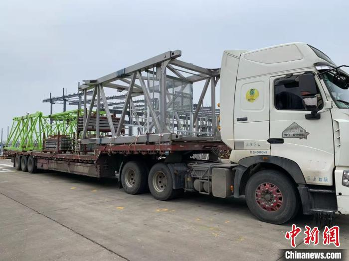     中联重科塔机从常德智能工厂发往非洲坦桑尼亚。　中联重科　摄