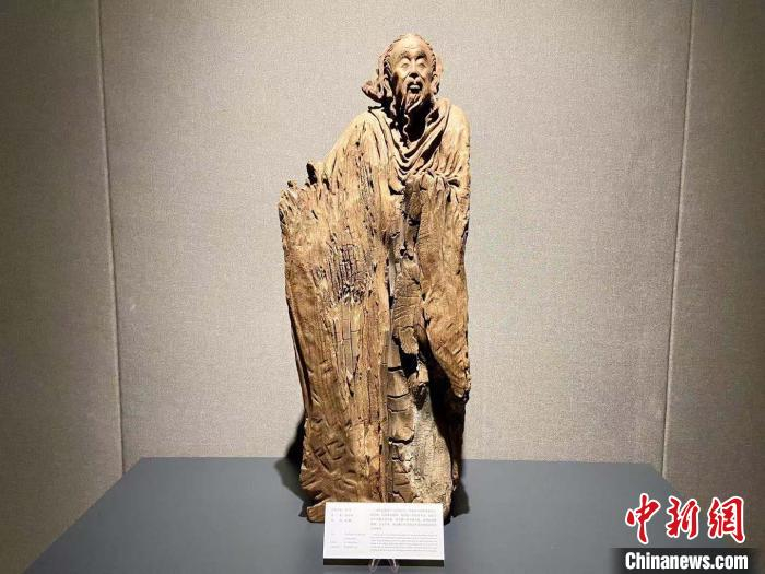 嵊州文创园内展出的根雕作品。　项菁 摄