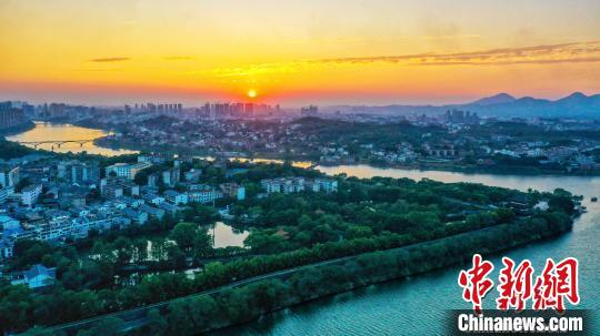 &nbsp;&nbsp;&nbsp;&nbsp;图为日落时分，章、贡二水汇入赣江，向北奔流，气势磅礴。（资料图）　吴鹏飞　摄