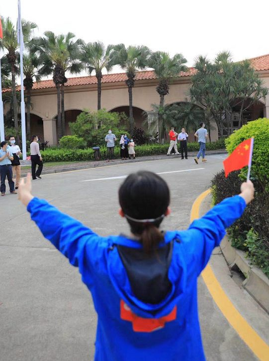 东莞援鄂医疗队含泪和家人隔空拥抱