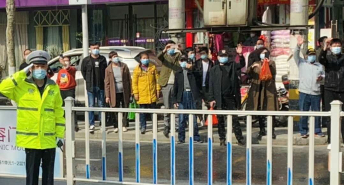 东莞第三批援鄂医疗队撤离荆州，患者痛哭百姓夹道相送