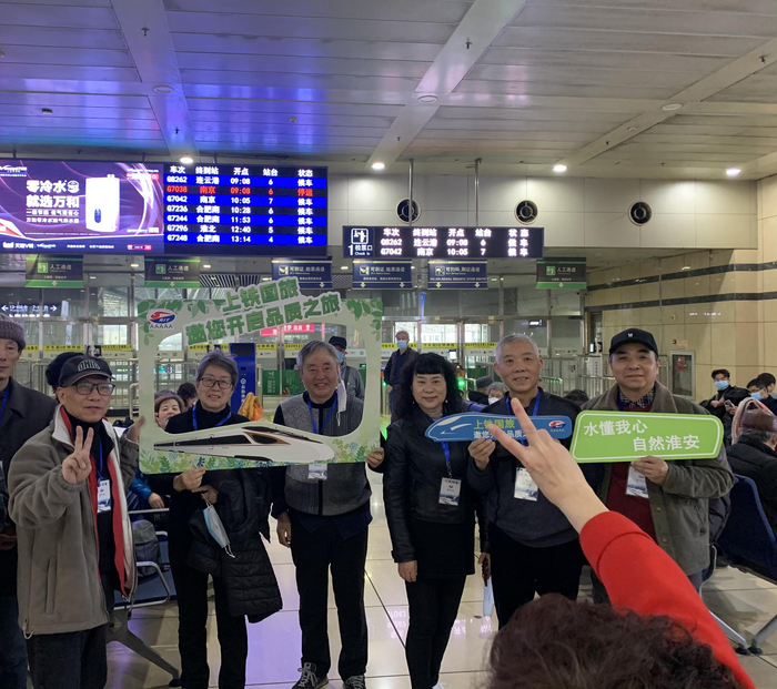 旅客搭乘上海首发往连云港方向的列车G8262次。 本文图片 铁路上海站供图