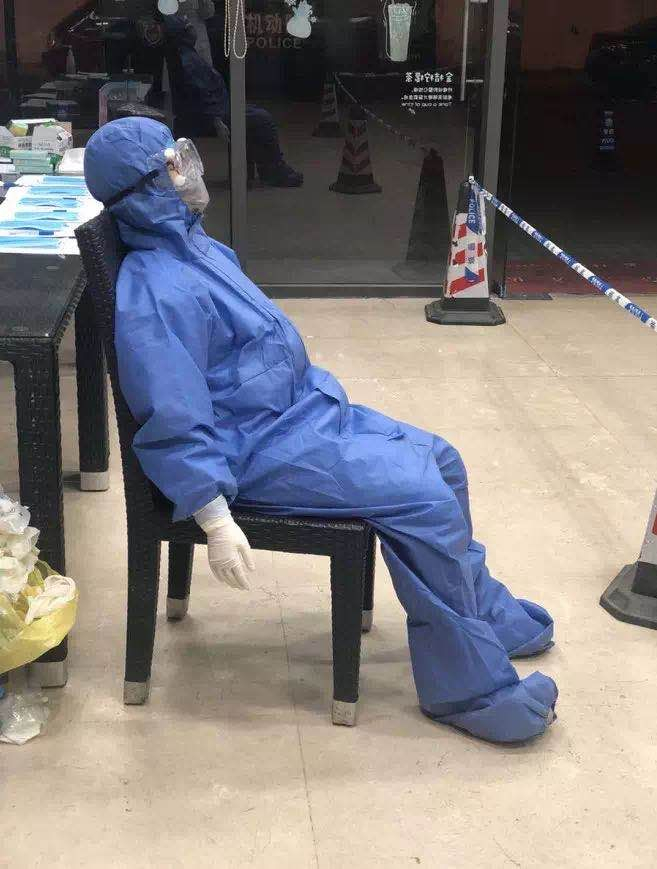 社卫医务人员完成工作后累得在椅子上睡着了