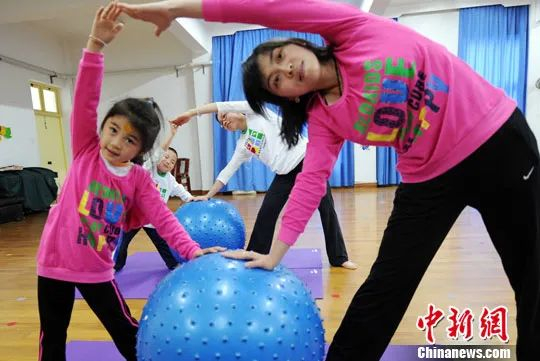 资料图：福建省直一所幼儿园开展亲子瑜伽课程吸引家长孩童参加。中新社发 刘可耕 摄