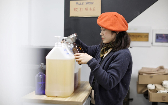 余元在“散打填充区”为顾客分装天然草木洗手皂液。新京报记者 王嘉宁 摄