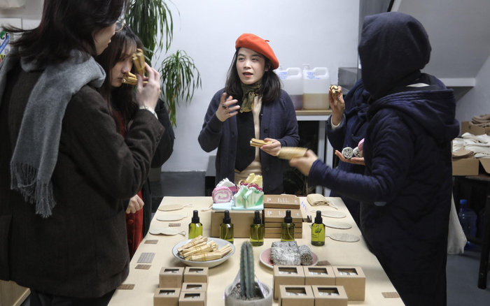 余元在为顾客介绍一款天然木质熏香。新京报记者 王嘉宁 摄