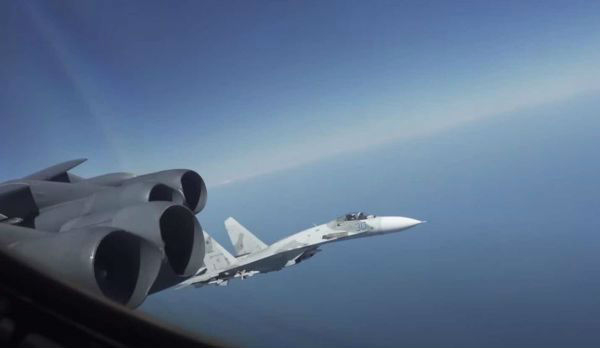 美军称，美国一架B-52轰炸机8月28日在黑海和国际水域上空被俄罗斯战机拦截。图为从B-52轰炸机上拍摄到的俄罗斯苏-27战机。（以色列《国土报》网站）