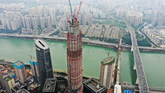 图为12月9日拍摄的重庆化龙桥超高层二三期项目主塔楼施工作业现场（无人机照片）。重庆化龙桥超高层二三期工程位于重庆市渝中区化龙桥片区，是集商业、办公于一体的超大型综合性建筑群。 新华社图