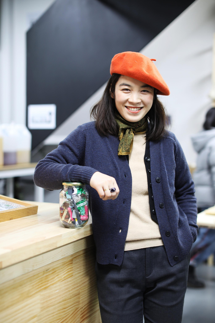 余元把6个月生产的所有垃圾装在一个玻璃罐里，摆在商店货架上。新京报记者 王嘉宁 摄