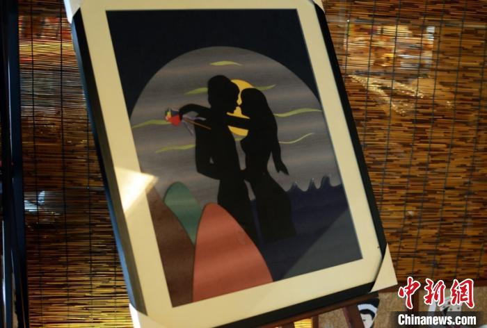 张秀洁的布贴画作品 庄向娟 摄