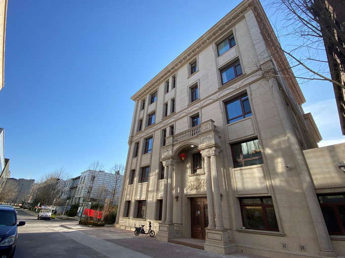 Wehouse小区4号楼经过加盖翻新，变成了地上5层的建筑。