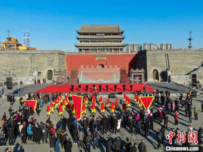 忻州古城岢岚县旅游文化招商主题宣传月活动启动。　武俊杰 摄