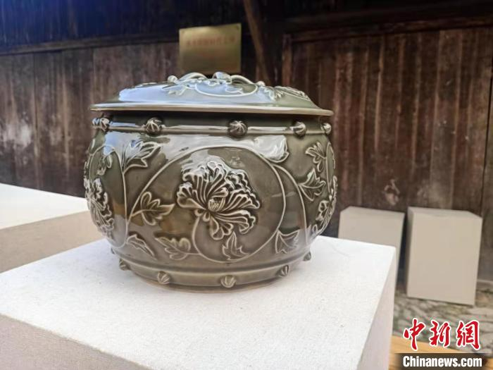 “陈家窑”所烧制龙泉青瓷。　胡丁于 摄