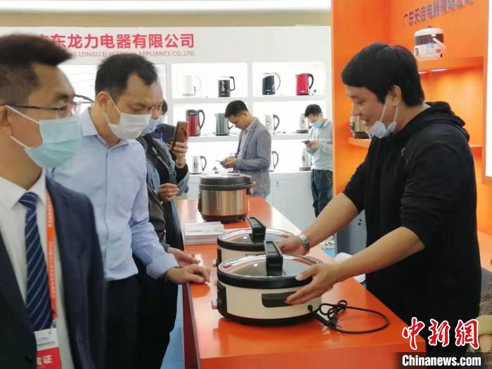 廉江家电广受消费者好评。梁天宇 摄