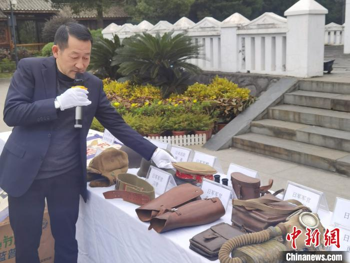 吴建宏介绍新征集的31件二战文物。　龚卫国 摄