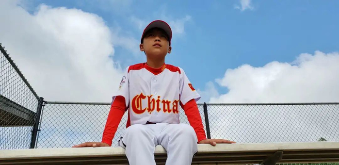 ▲小双在场边想心事。