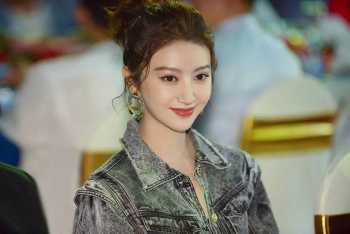 如其名,长相气质都很甜,眉形几乎也很少变化,一直是这种百搭的弯刀眉!