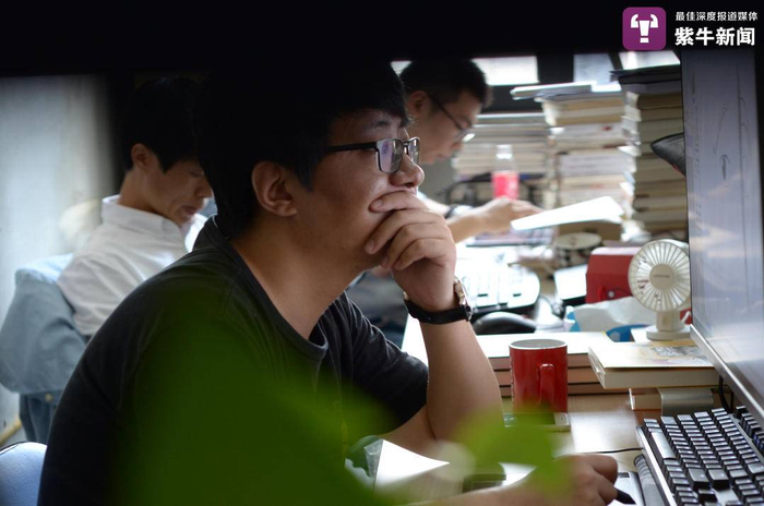 团队在进行创作