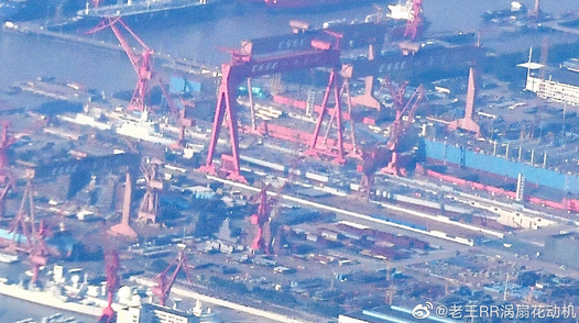 新航母要承载歼-15，所以也小不了。图源见水印