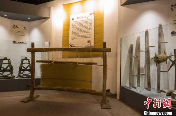     浙江路桥一乡村记忆馆展示的草席　庄向娟　摄