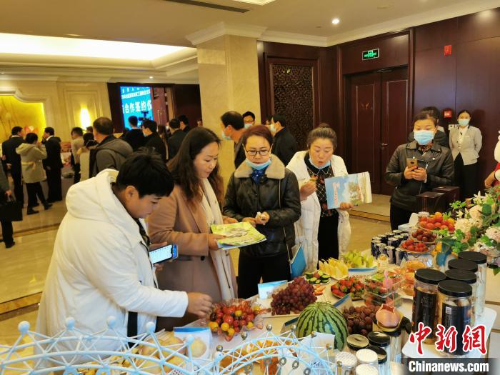 参观衡水农产品。　王鹏 摄