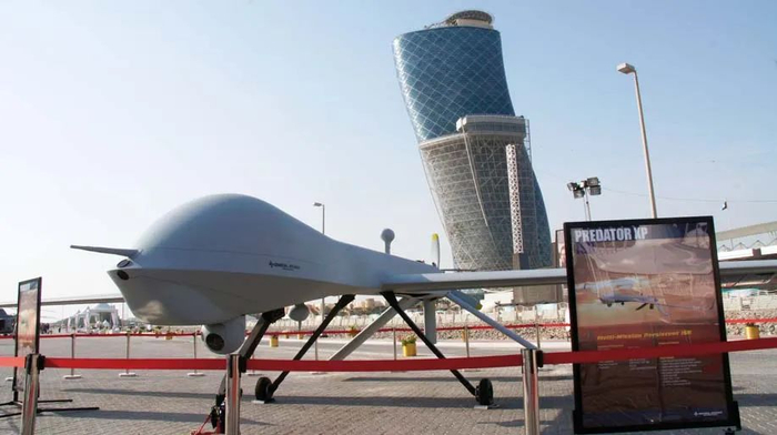 图为阿布扎比海军防务展上展出的全尺寸“捕食者”无人机模型。