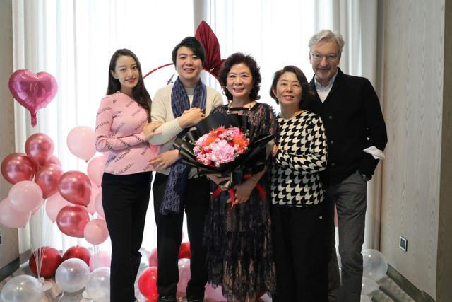 怀孕7个月,吉娜“孕态”明显,网友:终于看到吉娜的大肚肚啦