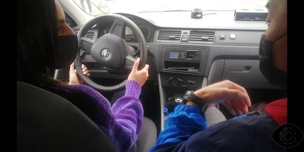 图说：潘冬成已能熟练用英语带教“老外”学车 新民晚报记者 罗水元 摄