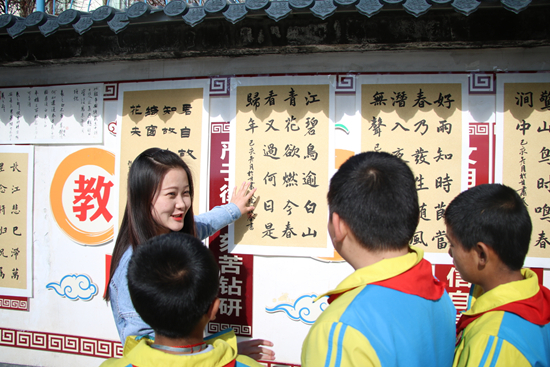     甘肃民族师范学院师生前往甘南州基层学校开展“送经典下基层”活动。受访者供图