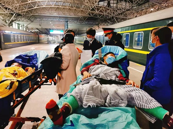 图说：为3位来自大山深处的患儿提供转运服务  采访对象供图（下同）