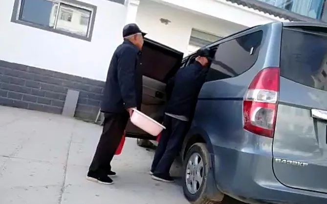 ▲11月15日，两名老人从太和县第五人民医院出院后，中介开车到医院接回。&nbsp;&nbsp;新京报记者 韩福涛摄